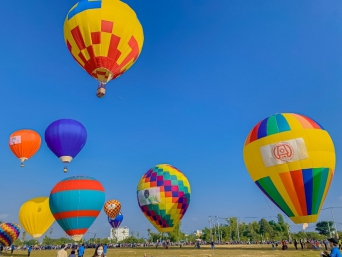 Rực rỡ sắc màu Ngày hội khinh khí cầu tại Kon Tum