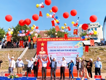Rộn ràng giải đua thuyền độc mộc trên sông Đăk Bla