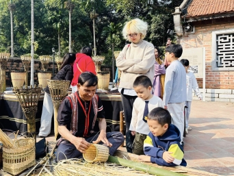 Đoàn nghệ nhân tỉnh Kon Tum tham gia sự kiện “Quà tặng của nhân gian”